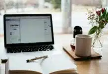 cahier, MacBook et café